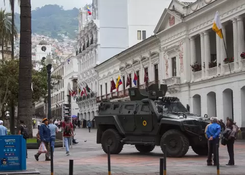 Un veh�culo militar antidisturbios en el centro hist�rico de Quito, el 2 de febrero de 2026.