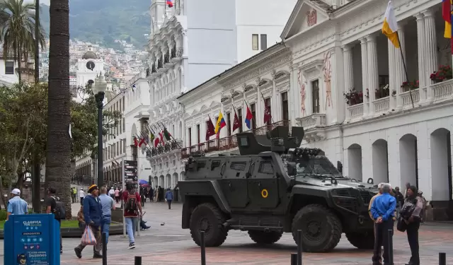 Un veh�culo militar antidisturbios en el centro hist�rico de Quito, el 2 de febrero de 2026.