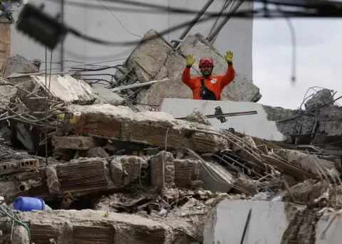 Integrante de la brigada de Los Topos Aztecas en una jornada de b�squeda y rescate en Cali (Colombia), el 12 de agosto de agosto de 2026.