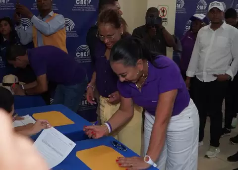 Roberta Zambrano, prefecta de Esmeraldas, inscribiendo su precandidatura por ADN en las seccionales de noviembre del 2026.