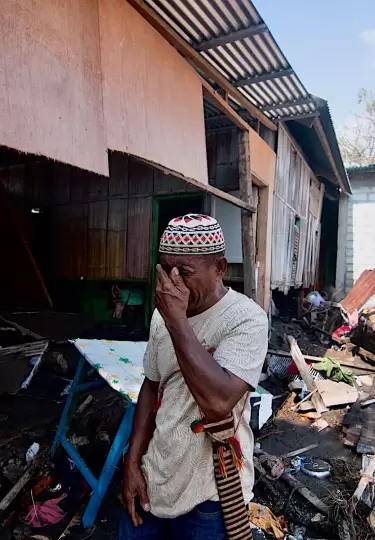 Un hombre frente a una casa familiar da�ada por las fuertes olas generadas tras un terremoto de magnitud 7,7 en Mbay, Nagekeo, provincia de Nusa Tengg