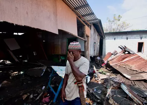Un hombre frente a una casa familiar da�ada por las fuertes olas generadas tras un terremoto de magnitud 7,7 en Mbay, Nagekeo, provincia de Nusa Tengg