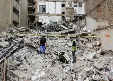 Personas observan los escombros del edificio Santiago Londo�o, este viernes en Pereira. (Colombia).