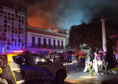 Incendio estructural en el centro de Riobamba, en la provincia de Chimborazo.