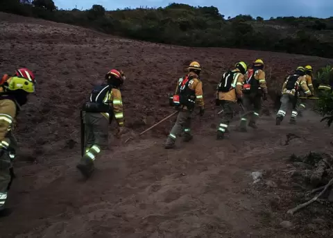 Bomberos atienden la emergencia en Cotacachi, donde el incendio forestal se extendi� por seis d�as.