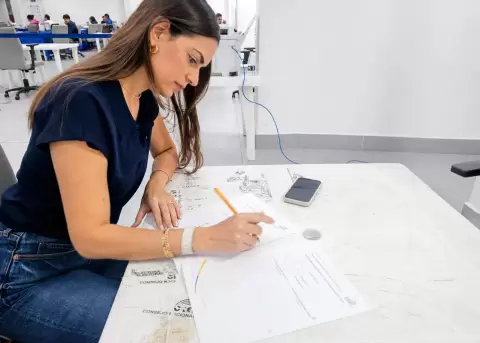 Fiorella Ycaza, esposa de Aquiles Alvarez, oficializa su candidatura a la Alcald�a de Guayaquil.