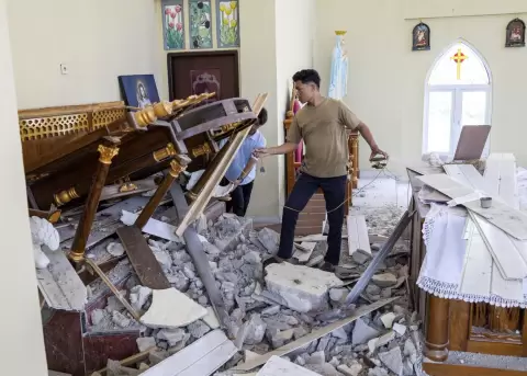 Da�os en una iglesia de la localidad de Sikka, en la isla de Flores, sur de Indonesia, a ra�z del terremoto de magnitud 7,7 registrado el s�bado.