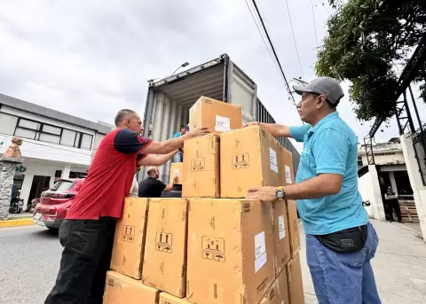 Llegada de un cargamento con 4,8 millones de unidades de medicamentos para centros de salud de Manab�. Q