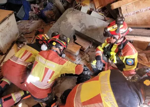 Miembros del grupo USAR ECU-01 ejecutan labores de b�squeda y rescate en Venezuela, tras los terremotos del 24 de junio de 2026.