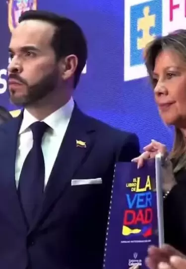 Abelardo De La Espriella entreg� a la Fiscal�a 'El libro de la verdad' sobre hechos de corrupci�n del gobierno de Gustavo Petro.