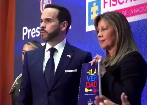 Abelardo De La Espriella entreg� a la Fiscal�a 'El libro de la verdad' sobre hechos de corrupci�n del gobierno de Gustavo Petro.