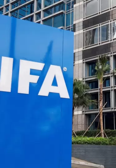 Crisis interna sacude FIFA tras salida de alto directivo cr�tico.