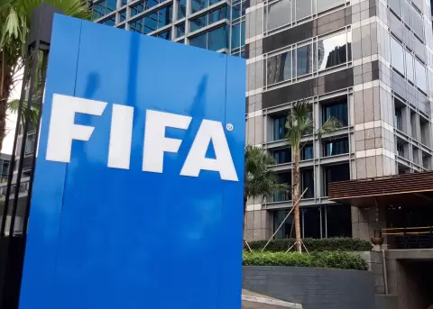 Crisis interna sacude FIFA tras salida de alto directivo cr�tico.
