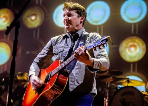 James Blunt vuelve con una canci�n fresca, rom�ntica y llena de verano.