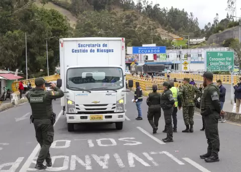 Integrantes de la Polic�a de Colombia custodian el paso de camiones con doce toneladas de ayuda humanitaria a Colombia para los afectados.
