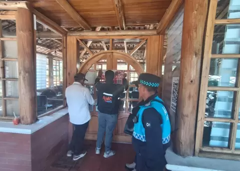 La AMC clausur� un local que promocionaba venta de lotes sin permisos en Los Chillos, en el suroriente de Quito.