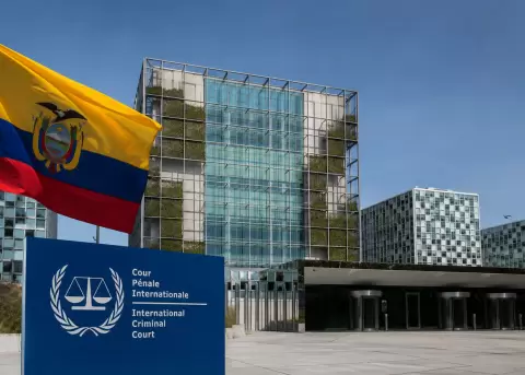 Imagen referencial de la bandera de Ecuador con las instalaciones de la Corte Penal Internacional (CPI).