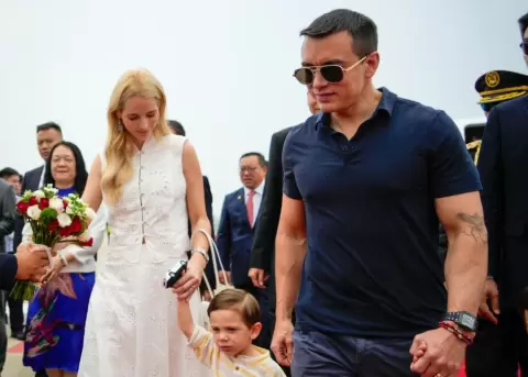 Daniel Noboa (d), presidente de la Rep�blica del Ecuador, junto a su esposa Lavinia Valbonesi (i), en su gira internacional por Asia.