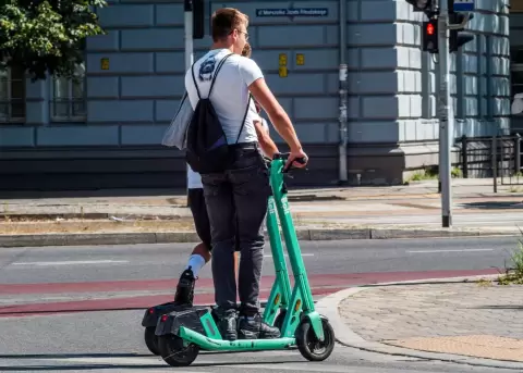 Los scooters el�ctricos se han convertido en una alternativa de movilidad cada vez m�s utilizada en Quito.