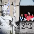 El papa alerta contra la idolatría política que se dice libre pero "es esclava del poder"