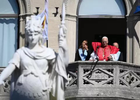 El Papa Le�n XIV junto a los Capitanes Regentes de San Marino, Alice Mina y Vladimiro Selva, saluda a los fieles desde el balc�n del Palacio P�blico