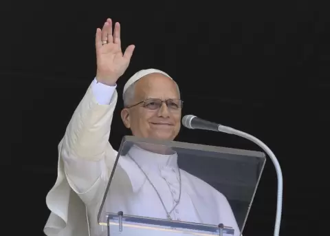 El papa Le�n XIV dirige la tradicional oraci�n dominical del �ngelus desde la ventana de su despacho con vistas a la Plaza de San Pedro.