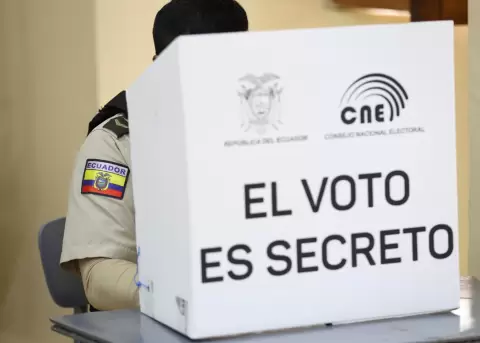 Jornada de votaciones de la consulta popular y refer�ndum del 16 de noviembre del 2025.