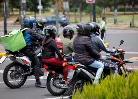 Repartidores de delivery en Quito.