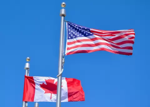 Banderas de Canad� y Estados Unidos.