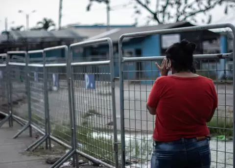 Imagen referencial de una mujer en los exteriores de una c�rcel en Ecuador.