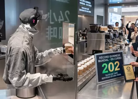 La cafeter�a opera las 24 horas del d�a.