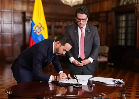 El presidente de Colombia, Abelardo de la Espriella, autoriza la extradici�n de cabecillas de grupos armados a Estados Unidos.