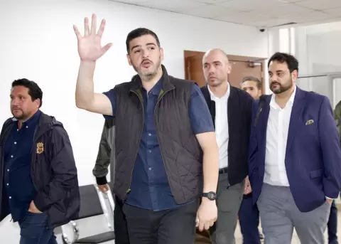 El alcalde de Guayaquil, Aquiles �lvarez, saludando al salir del Complejo Judicial Norte en Quito.