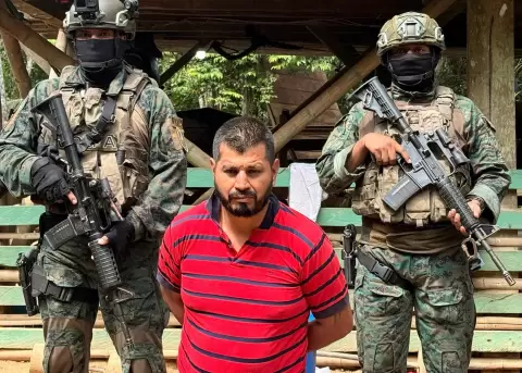 Rub�n Dar�o �lava (c) alias 'Camarada' custodiado por militares.