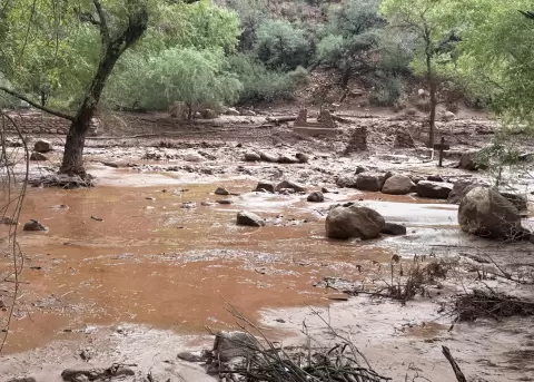Restos de los pilares de un puente de piedra destruido debido a una crecida repentina del arroyo Bright Angel en Arizona (EE.UU.).