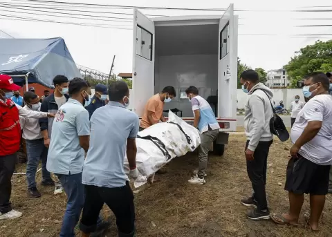 Los equipos de emergencia traslada una v�ctima mortal de las inundaciones que golpearon el norte de Nepal.