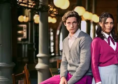 Romance juvenil, secretos, conflictos familiares y un esperado desenlace para Ruby y James.