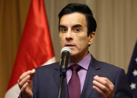 El canciller de Per�, Carlos Esp�, durante una rueda de prensa, en Lima.