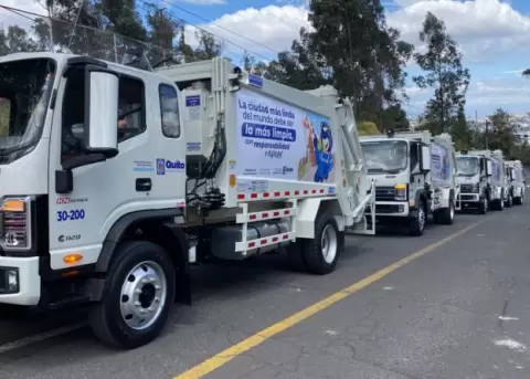 Los seis recolectores de basura adquiridos por el Municipio de Quito en diciembre de 2024.