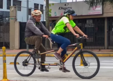 Personas no videntes pueden recorrer la ciudad en bicicleta gracias a la Ciegocleta.