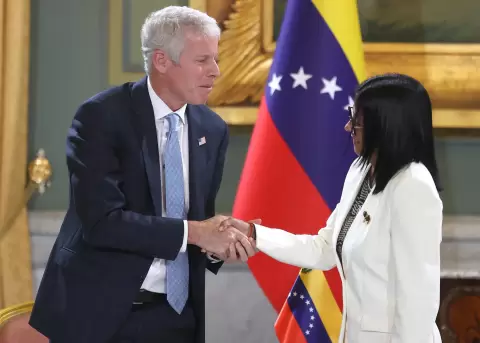 La presidenta encargada de Venezuela, Delcy Rodr�guez (d), saluda al secretario de Energ�a de Estados Unidos, Chris Wright.