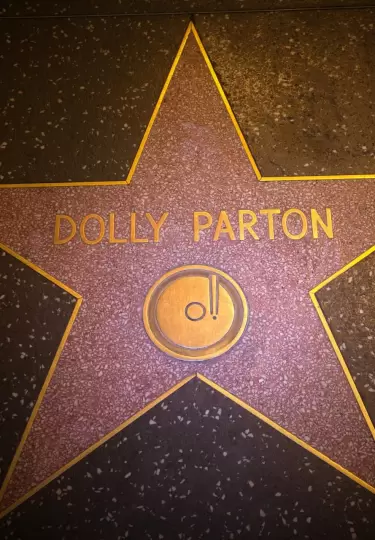 La reina de la m�sica country recibi� su primera estrella en 1984.