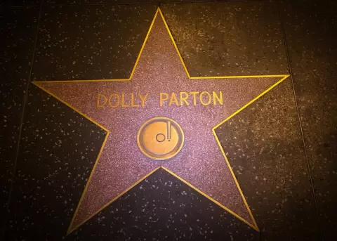 La reina de la m�sica country recibi� su primera estrella en 1984.