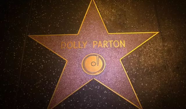 La reina de la m�sica country recibi� su primera estrella en 1984.