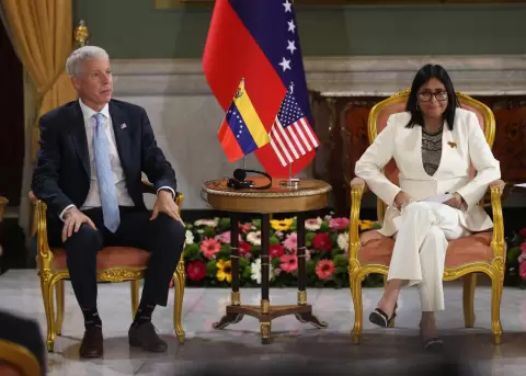 El secretario de Energ�a de Estados Unidos, Chris Wright, y la presidenta encargada de Venezuela, Delcy Rodr�guez.