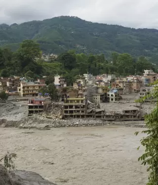 Ayuda humanitaria enfrenta obst�culos mientras Nepal y China buscan sobrevivientes.