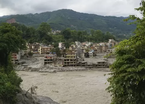 Ayuda humanitaria enfrenta obst�culos mientras Nepal y China buscan sobrevivientes.