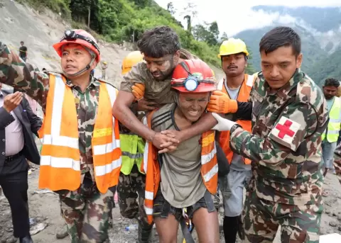 Rescate de uno de los dos trabajadores que permanec�an atrapados en un t�nel del proyecto hidroel�ctrico Trishuli 3A en Nepal.