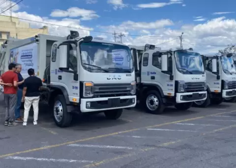 Camiones de Emaseo durante su entrega en diciembre de 2024.