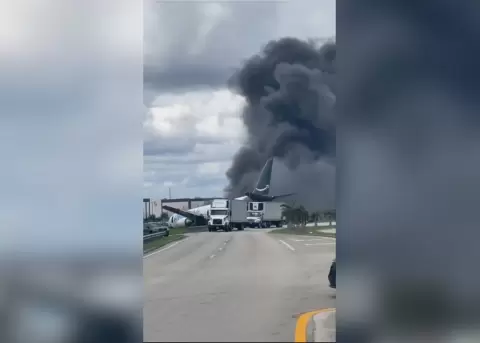 Captura de video tomada de rastreo de redes del accidente de un avi�n de carga con el logotipo de Amazon que se estrell� al salirse de la pista despu�